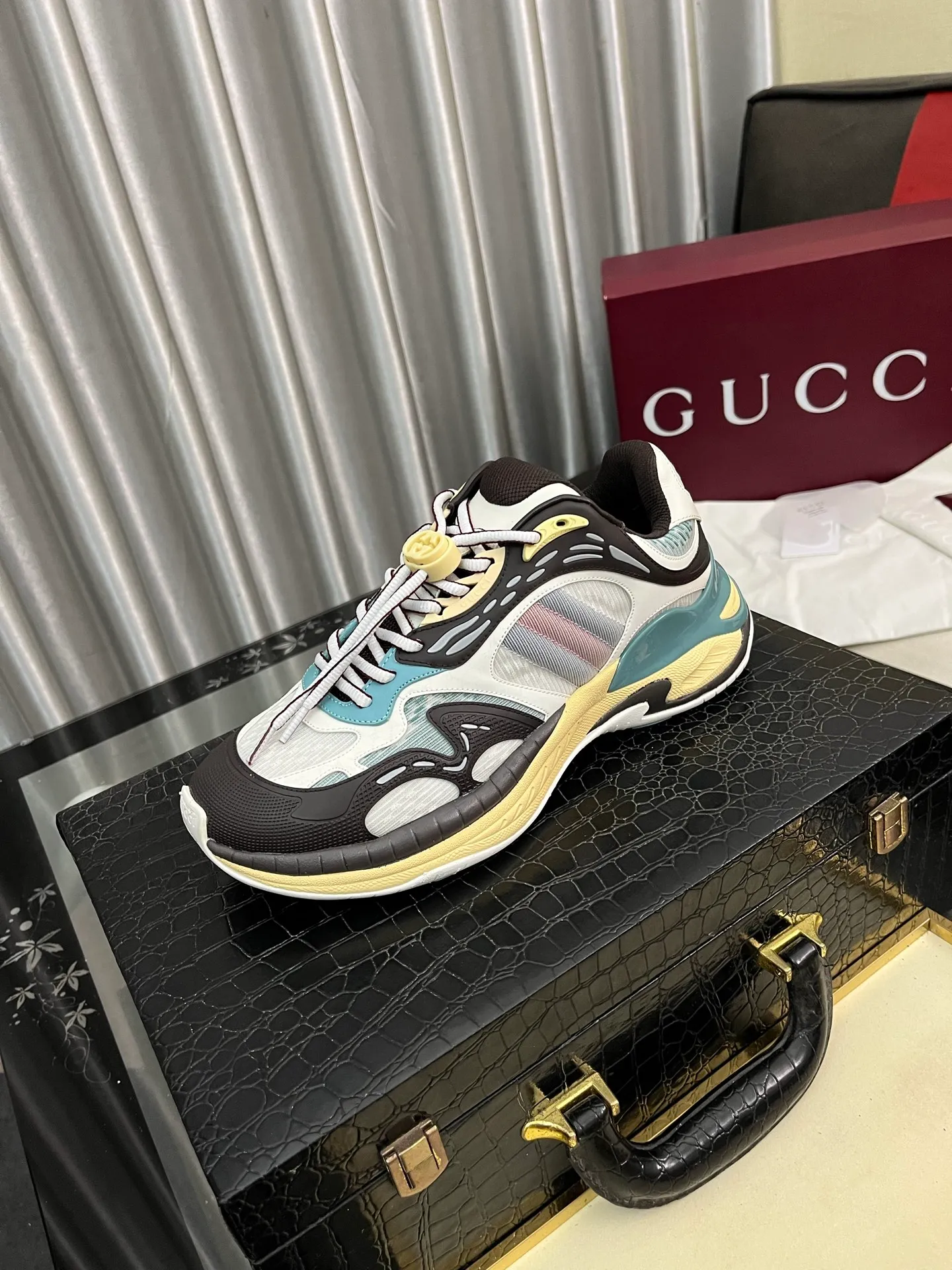 Men's men's shoes 💰1040⌚️⌚️GUCCI Gucci's new dad shoes 🇮🇹Top version🇮🇹🔜Purchasing level High version: The original disassembly took more than 3 months to develop 1:1, the version has been upgraded again, chips, packaging, imported mesh, all made with computerized cars Couple 👫 style 🔜Versatile in all seasons🔜 Fashion🔜 Personality 🔜Distinctive 🔵Full range of layouts, welcome to inquire for pictures Outsole: The latest original developed TPU vacuum Upper: Original mesh, super breathable 💯Full set of packaging Medium and low belt LOGO Size: Women's size 35-40 Men's size 38-45 (38 45 customized
